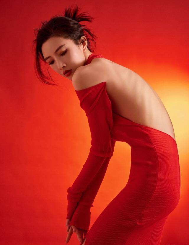 名模章佳怡身穿大紅露肩毛衣長裙過新年，展現大美背和S型身段