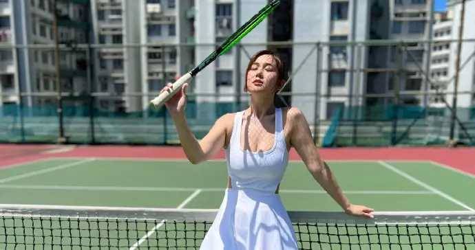 香港網絡紅人白云從有風地方回家打網球，穿撩人運動服，豐盈窈窕